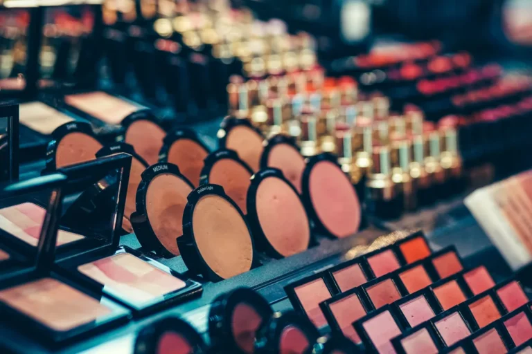 Comment créer une gamme de cosmétiques à sa marque : les étapes clés pour réussir son projet